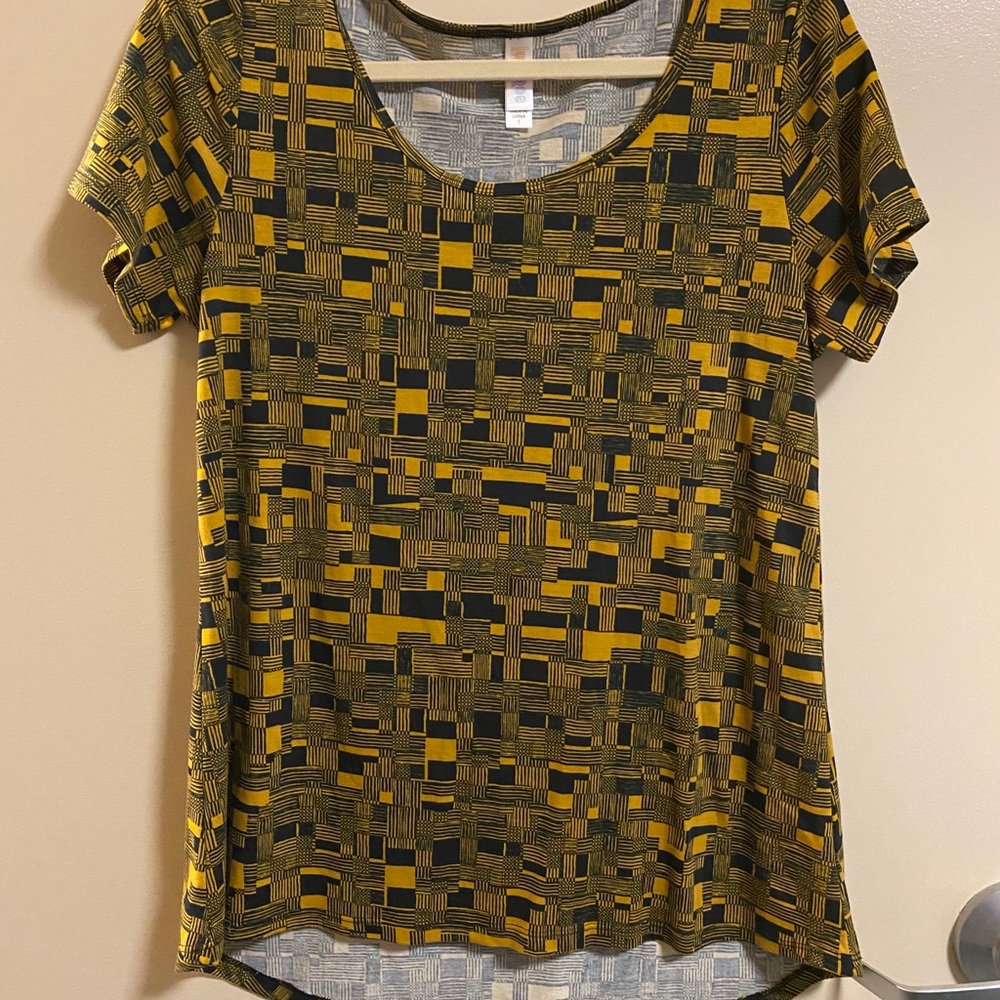 Short Sleeve LuLaRoe Shirt | size S